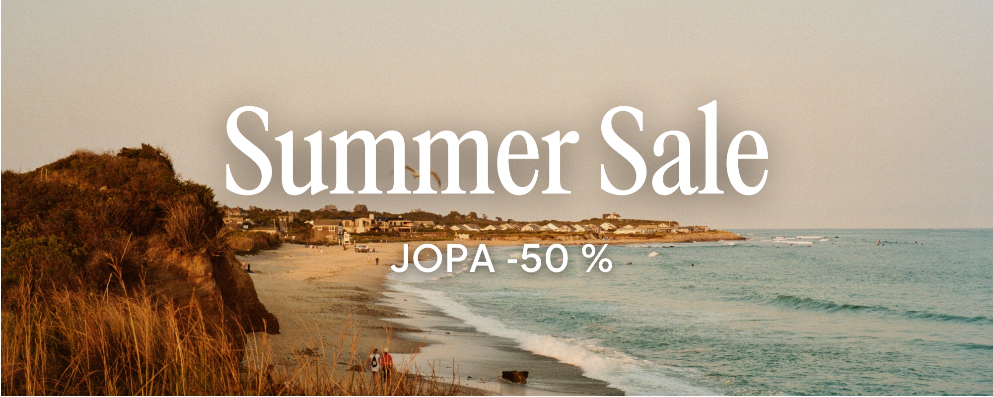 Kesäale 2025 artikkelin banneri, jossa kesäinen merimaisema ja teksti "Summer Sale, jopa -50%"